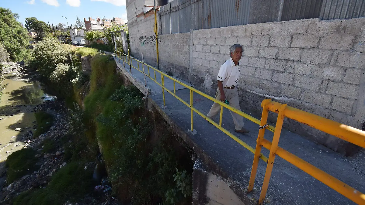 Habitantes de la colonia Gregorio Ramos piden intervención para reparar el paso al río Manzanilla